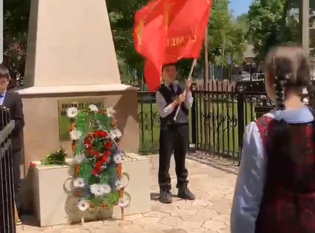 Возложение цветов..